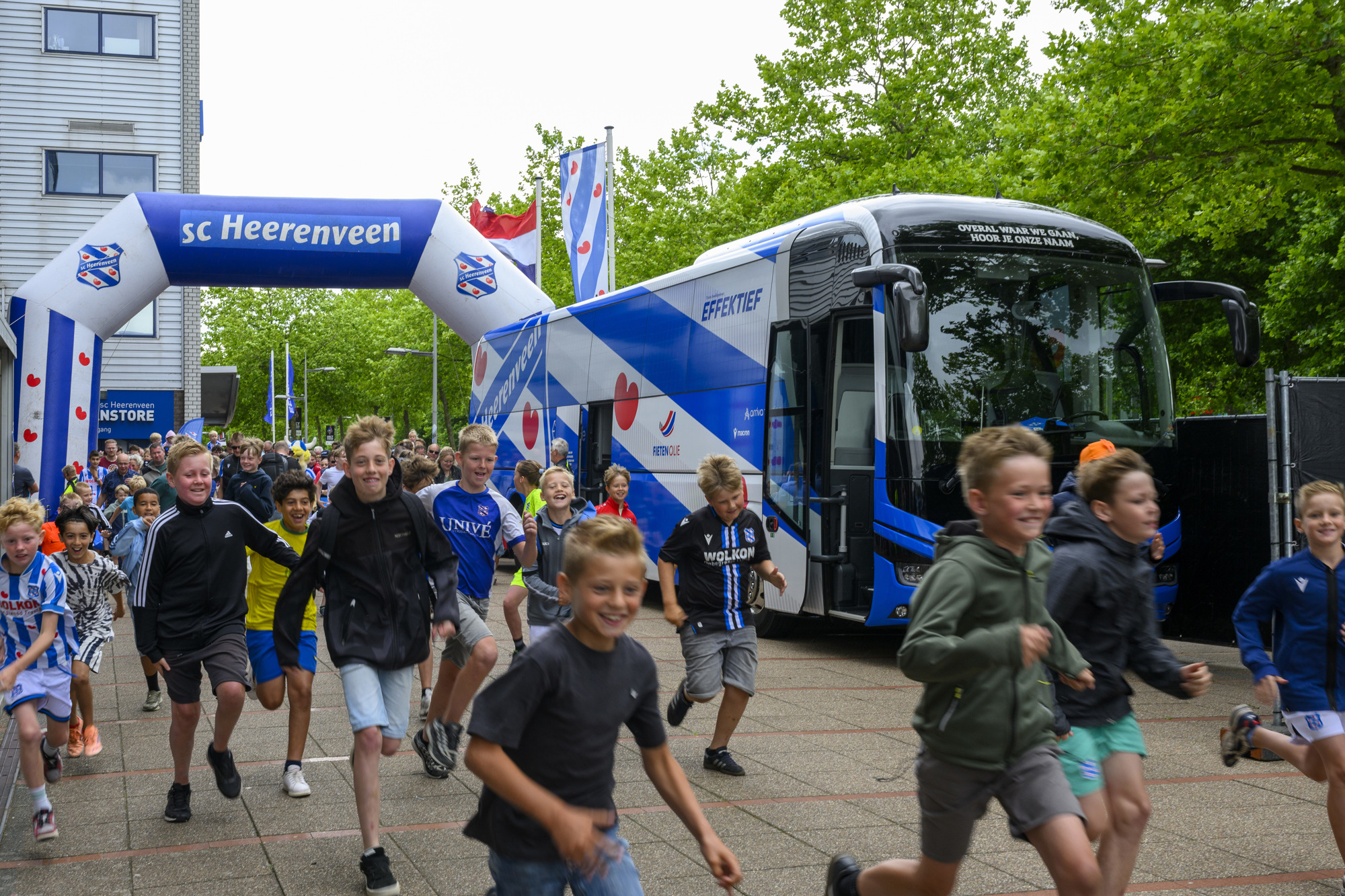 In beeld: drukbezochte FeanDei bij het Abe Lenstra stadion
