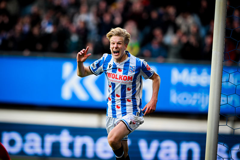 25042026329721 EFE 1595