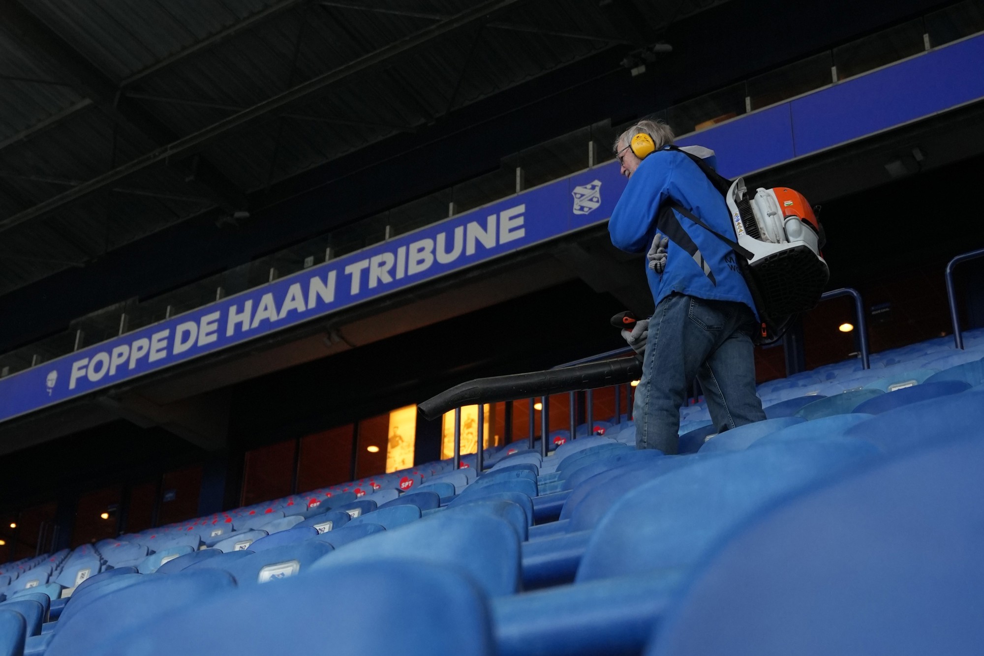 Wietze Fabriek blaast al 23 jaar het Abe Lenstra stadion schoon: ''Ik doe het met alle liefde voor d