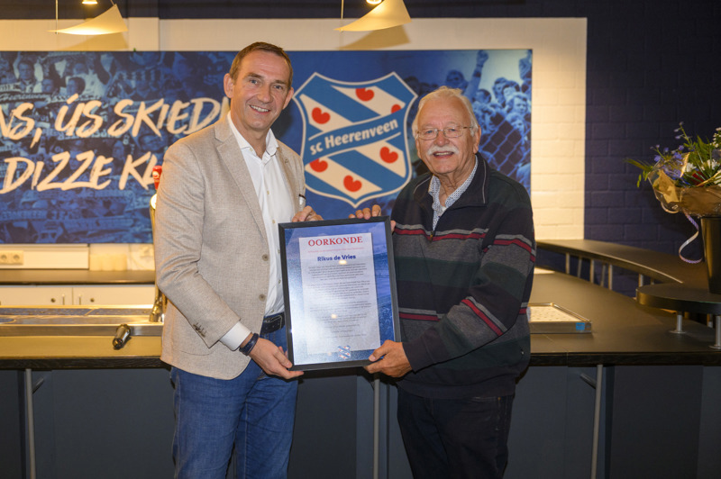 Rikus Met Oorkonde Liggend