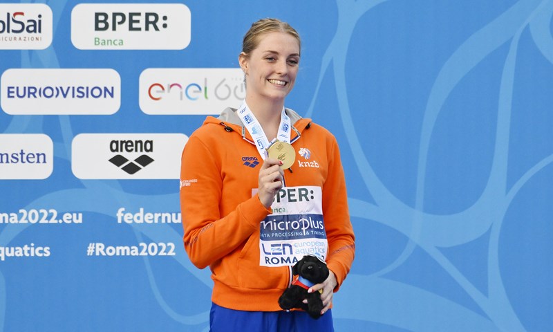 Marrit Steenbergen met haar gouden medaille op de 100m vrije slag