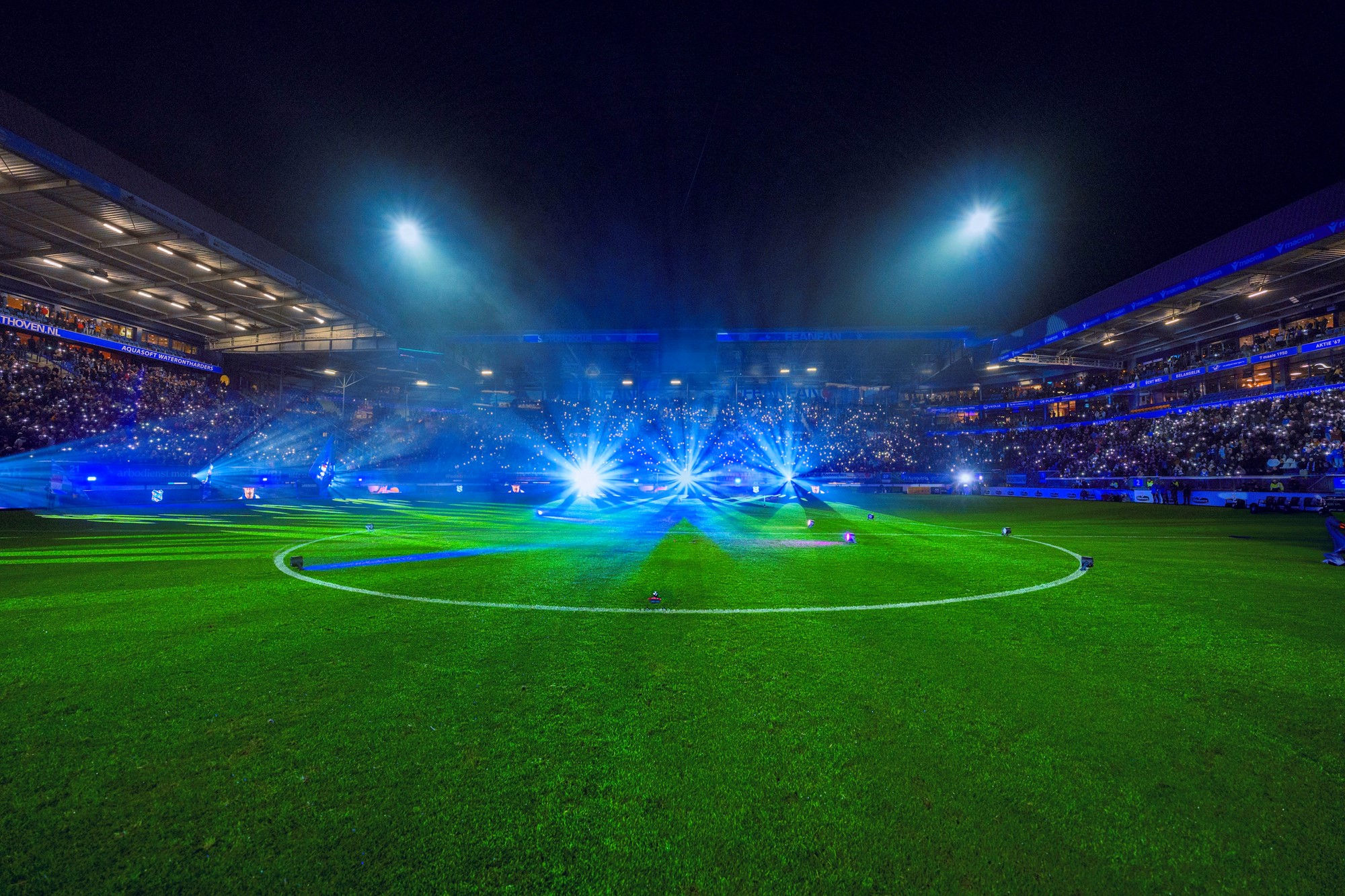 Foar altyd by ús: sc Heerenveen herdenkt overleden supporters tegen FC Utrecht